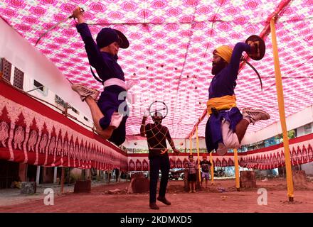 Mumbai, Maharashtra, Inde. 7th novembre 2022. Nihangles exécutent 'Gatka', une forme ancienne des arts martiaux sikhs, à l'intérieur d'un composé de Gurudwara à la veille de l'anniversaire de naissance de Guru Nanak Dev à Mumbai, Inde, 07 novembre, 2022. Gatka est un mot punjabi qui se traduit par des bâtons de bois, qui sont utilisés à la place des épées. Après avoir été transmis à des générations et préservé dans l'histoire sikh, Gatka utilise l'épée comme arme principale, entre autres. Il est considéré comme un exercice spirituel aussi bien que physique. Ces deux aspects de la personne sont développés à un niveau élevé pendant la phase d'apprentissage de Banque D'Images