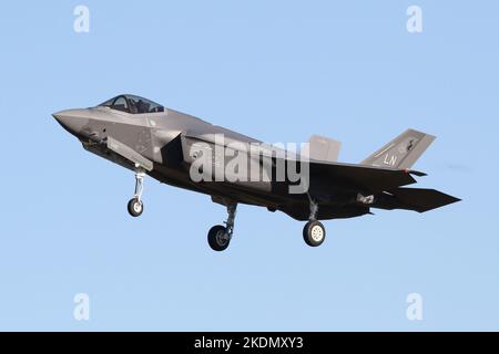 495th escadron de chasseurs F-35A sur l'approche à la RAF Lakenheath, Suffolk. Banque D'Images