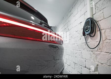 Station de charge d'une voiture électrique moderne. L'arrière du croisement électrique Banque D'Images