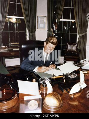 Signature de la Proclamation de quarantaine de Cuba. Président Kennedy. Maison blanche, Bureau ovale - 23 octobre 1962 - photographe Robert L. Knudsen Banque D'Images