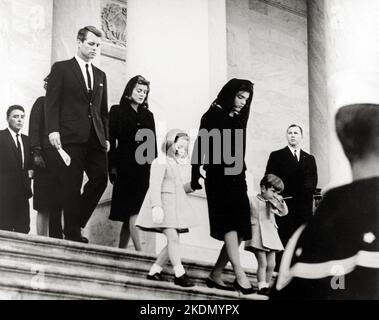 La famille du président quitte le Capitole après la cérémonie. Caroline Kennedy, Jacqueline Bouvier Kennedy, John F. Kennedy, Jr Banque D'Images