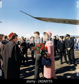 La présidente et Mme Kennedy arrivent à Dallas. Président Kennedy, Mme Kennedy, autres. Dallas, Texas, Love Field. 22 novembre 1963 Banque D'Images