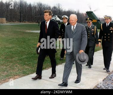 Rencontre avec le Président Eisenhower. Président Kennedy, président Eisenhower, aides militaires. Camp David, MD - 22 avril 1961 Banque D'Images