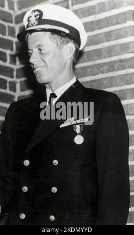 JFK - Photographie du lieutenant John Fitzgerald Kennedy en uniforme de la Marine portant la Médaille de la Marine et du corps de la Marine, le ruban coeur violet et les rubans de campagne Banque D'Images