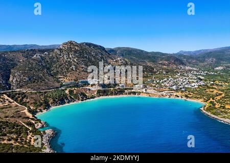 Vue aérienne (drone) de la plage de Voulisma, village d'Istron (Kalo Chorio), municipalité d'Agios Nikolaos, Lasithi, Crète, Grèce. Banque D'Images