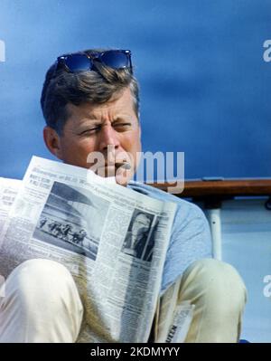 Week-end Hyannisport. Le président Kennedy avec cigare et le New York Times. Hyannisport, ma, à bord du « Honey Fitz » - 31 août 1963 Banque D'Images