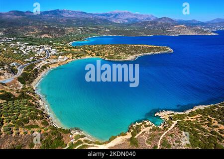 Vue aérienne (drone) de la plage de Voulisma, village d'Istron (Kalo Chorio), municipalité d'Agios Nikolaos, Lasithi, Crète, Grèce. Banque D'Images