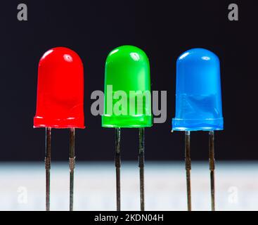 Diodes LED rouges , vertes et bleues sur fond sombre. Banque D'Images