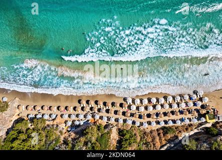 Vue aérienne (drone) de la plage de Voulisma, village d'Istron (Kalo Chorio), municipalité d'Agios Nikolaos, Lasithi, Crète, Grèce. Banque D'Images