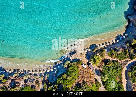 Vue aérienne (drone) de la plage de Voulisma, village d'Istron (Kalo Chorio), municipalité d'Agios Nikolaos, Lasithi, Crète, Grèce. Banque D'Images