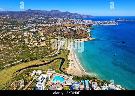 Vue aérienne (drone) de la plage d'Almyros (et de la zone humide) près de la ville d'Agios Nikolaos (en arrière-plan), préfecture de Lasithi, Crète, Grèce. Banque D'Images