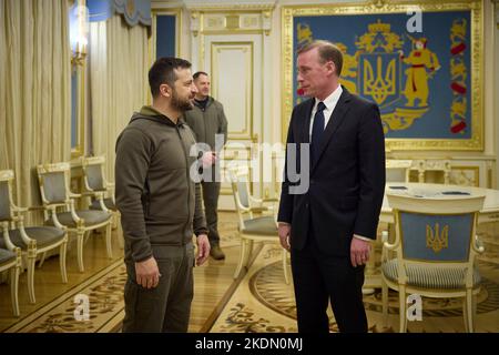 Kiev, Ukraine. 04 novembre 2022. Le président ukrainien Volodymyr Zelenskyy, à gauche, discute avec le conseiller à la sécurité nationale des États-Unis Jake Sullivan, à droite, lors d'une réunion au Palais Mariinsky, à 4 novembre 2022, à Kiev, en Ukraine. Credit: Présidence de l'Ukraine/Bureau de presse présidentiel ukrainien/Alamy Live News Banque D'Images