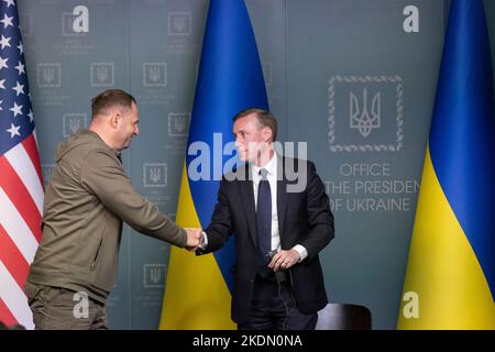 Kiev, Ukraine. 04 novembre 2022. Le chef ukrainien du Bureau présidentiel Andriy Yermak, à gauche, se met en contact avec le conseiller à la sécurité nationale des États-Unis Jake Sullivan, à droite, après des discussions bilatérales sur l'assistance à la sécurité, 4 novembre 2022 à Kiev, en Ukraine. Credit: Présidence de l'Ukraine/Bureau de presse présidentiel ukrainien/Alamy Live News Banque D'Images