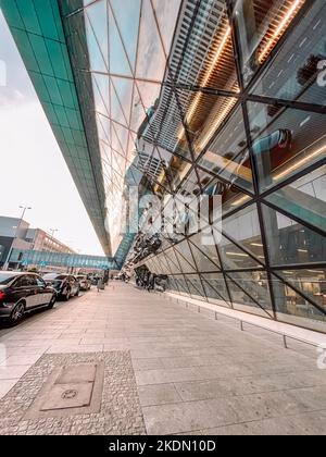 BALICE, POLOGNE - 29 octobre 2022 : aéroport international Jean-Paul II de Cracovie-Balice, l'un des aéroports les plus fréquentés de Pologne. Façade moderne en verre de Banque D'Images