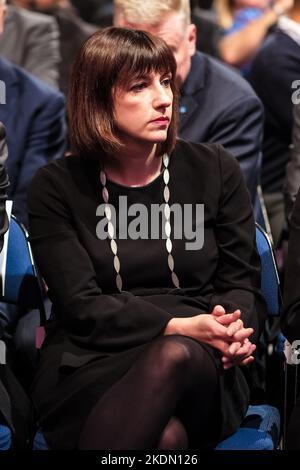 Bridget Phillipson, (Secrétaire d'État fantôme à l'éducation) à son siège pour l'hommage à la Reine Elizabeth II photographiée lors de la Conférence d'automne du Parti travailliste qui s'est tenue à l'ACC Liverpool , à Liverpool, le dimanche 25 septembre 2022 . Photo de Julie Edwards. Banque D'Images