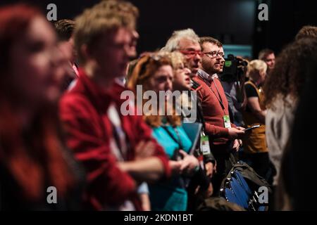 Les délégués chantent l'hymne national. Photographiés lors de la Conférence d'automne du Parti travailliste qui s'est tenue au CAC Liverpool , à Liverpool, le dimanche 25 septembre 2022 . Photo de Julie Edwards. Banque D'Images