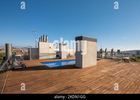 Piscine et pipes sur le toit avec ciel bleu clair le jour ensoleillé Banque D'Images