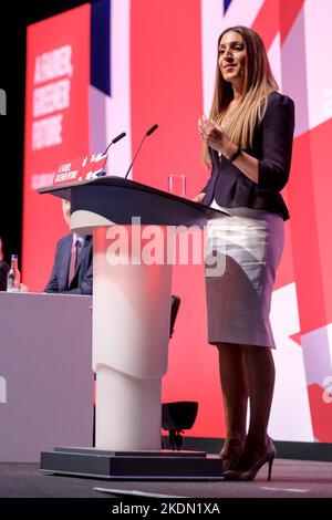 Rosena Allin-Khan, (ministre fantôme de la Santé mentale), prend la parole lors du débat "les services publics qui fonctionnent dès le début" le dernier jour. Photographié lors de la Conférence d'automne du Parti travailliste qui s'est tenue à l'ACC Liverpool , à Liverpool, le mercredi 28 septembre 2022 . Photo de Julie Edwards. Banque D'Images