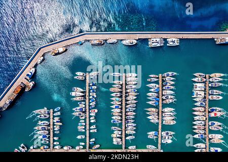 Vue de haut en bas du port de plaisance de la ville d'Agios Nikolaos, Lassithi, île de Crète, Grèce. Banque D'Images