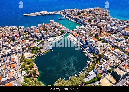 Vue aérienne de la ville d'Agios Nikolaos et du lac Voulismeni, Lasithi, île de Crète, Grèce. Banque D'Images