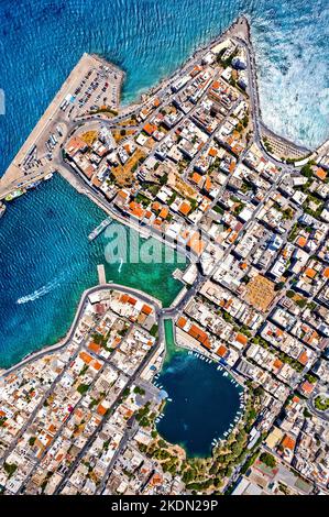 Vue aérienne de la ville d'Agios Nikolaos et du lac Voulismeni, Lasithi, île de Crète, Grèce. Banque D'Images