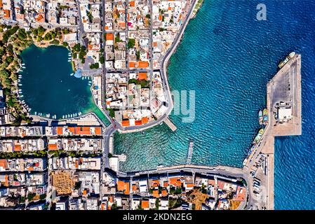 Vue aérienne de la ville d'Agios Nikolaos et du lac Voulismeni, Lasithi, île de Crète, Grèce. Banque D'Images