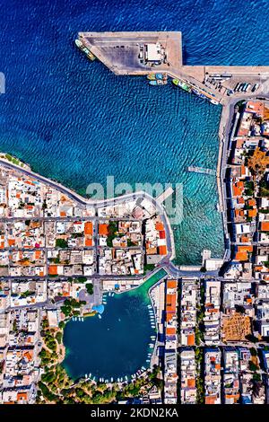 Vue aérienne de la ville d'Agios Nikolaos et du lac Voulismeni, Lasithi, île de Crète, Grèce. Banque D'Images