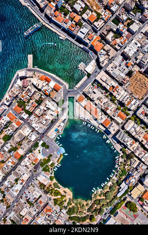 Vue aérienne de la ville d'Agios Nikolaos et du lac Voulismeni, Lasithi, île de Crète, Grèce. Banque D'Images