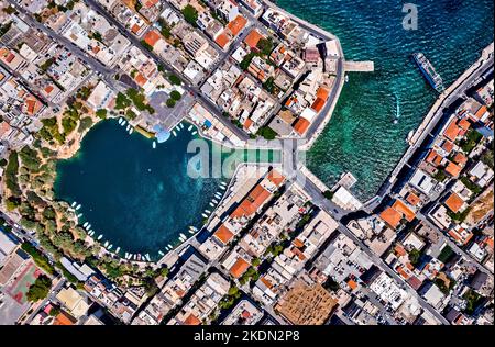 Vue aérienne de la ville d'Agios Nikolaos et du lac Voulismeni, Lasithi, île de Crète, Grèce. Banque D'Images