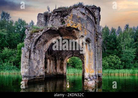 Vieille église inondée ruinée abandonnée. Ruines antiques sur l'eau Banque D'Images