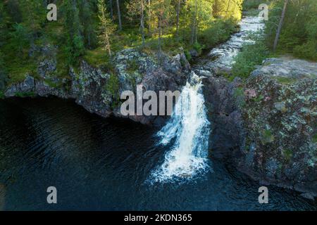 Magnifique cascade de Komulanköngäs en été. Tourné près de Hyrynsalmi, dans le nord de la Finlande. Banque D'Images