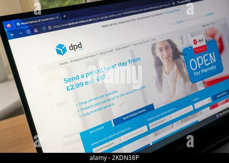 Titre et logo DPD sur la page d'accueil de son site Internet sur un ordinateur portable - fait partie de DPDGroup, un service international de livraison de colis basé en France Banque D'Images
