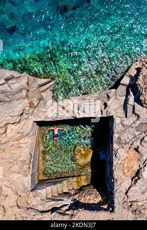 Vue aérienne (drone) d'un ancien réservoir à poissons à Kakia Skala, près du village de Ferma, municipalité d'Ierapetra, île de Crète, Grèce. Banque D'Images