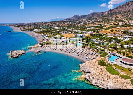 Vue aérienne (drone) de la plage de la baie de Kakkos (drapeau bleu), entre les villages de Ferma et Koutsounari, Ierapetral, Lassithi, Crète, Grèce. Banque D'Images