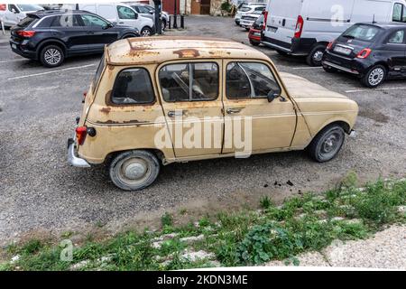 Une vieille voiture Renault 4 rouillée qui a vu des jours plus heureux. Banque D'Images