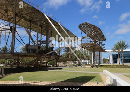Wright Flyer Sculpture par Larry Godwin sur le campus de l'Embry-Riddle Aeronautical University à Daytona en Floride Banque D'Images