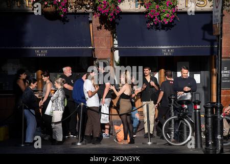 Après-midi buveurs, profitant du soleil dehors, The Blue Posts Pub, 22 Berwick Street, Londres, Royaume-Uni. 14 septembre 2022 Banque D'Images