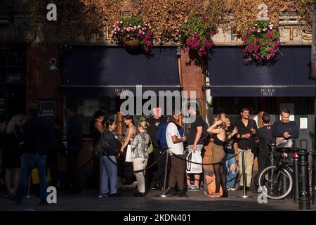 Après-midi buveurs, profitant du soleil dehors, The Blue Posts Pub, 22 Berwick Street, Londres, Royaume-Uni. 14 septembre 2022 Banque D'Images