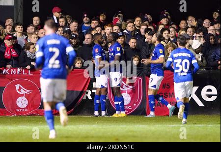 Freddie Ladapo, de la ville d'Ipswich, célèbre le deuxième but du match avec ses coéquipiers lors du premier match de la coupe Emirates FA au stade SB, Sandhurst. Date de la photo: Lundi 7 novembre 2022. Banque D'Images