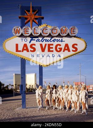 Showgirls devant le panneau historique de Las Vegas, Las Vegas, Nevada - Carol Highsmith photo Banque D'Images