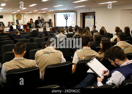 Les membres de la mission d'observation de l'Organisation des États américains et de la transparence électorale suivent les tests de l'élection du dispositif de vote élétronic brésilien Banque D'Images