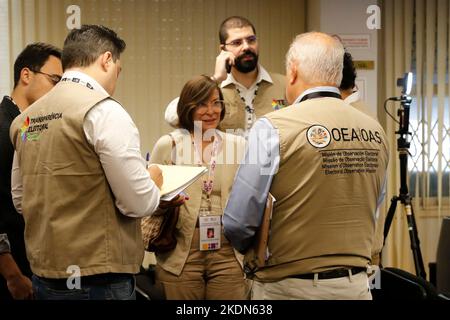 Les membres de la mission d'observation de l'Organisation des États américains et de la transparence électorale suivent les tests de l'élection du dispositif de vote élétronic brésilien Banque D'Images