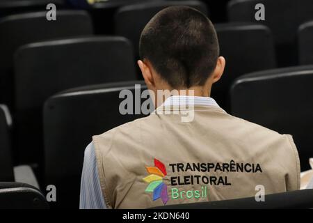 Les membres de la mission d'observation de l'Organisation des États américains et de la transparence électorale suivent les tests de l'élection du dispositif de vote élétronic brésilien Banque D'Images