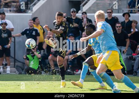 Le FC de Los Angeles avance Denis Bouanga (99) passe lors du match de la MLS Cup contre l'Union de Philadelphie, samedi, 5 novembre 2022, au banc de C Banque D'Images