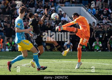 Andre Blake, gardien de but de l'Union de Philadelphie (18) et Denis Bouanga (99), le forward du FC de Los Angeles, se battent pour possession pendant le match de la MLS Cup, samedi, Banque D'Images