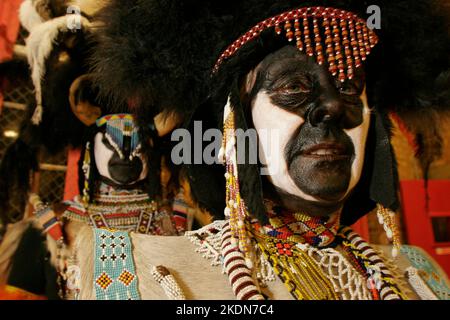 Les personnes vêtues de guerriers Zulu prennent la tête de la procession de la Borough Bonfire Society à travers les rues de Lewes à Sussex, Angleterre le 5th novembre, Guy Fawkes Night.g Banque D'Images