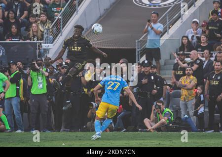 Le chef du FC de Los Angeles Kwadwo Opoku (22) dirige le ballon contre le défenseur de l'Union de Philadelphie Kai Wagner (27) lors du match de la MLS Cup, samedi, Novemb Banque D'Images