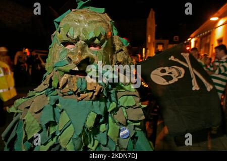 Des gens vêtus de costumes de franc-tireur comme cet homme se joignent aux processions de la Société des pompiers à travers les rues de Lewes dans le Sussex, en Angleterre, le soir de 5 novembre, Guy Fawkes. Banque D'Images