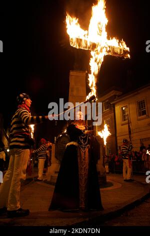 Après avoir déposé une couronne au mémorial de guerre, la Borough Bonfire Society s'est habillée de costume Tudor ou de passeurs, de légères croix et de torches dans le cadre des processions tortueuses des pompiers à travers les rues de Lewes sur 5 novembre, Guy Fawkes Night. Banque D'Images