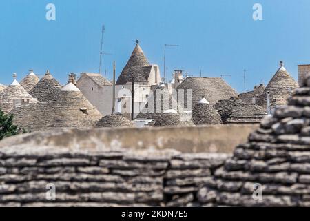 Bâtiments blancs uniques avec toit conique appelé 'Trulli' dans la petite ville d'Alberobello et commune de la ville métropolitaine de Bari, Puglia, le sud de l'Italie Banque D'Images